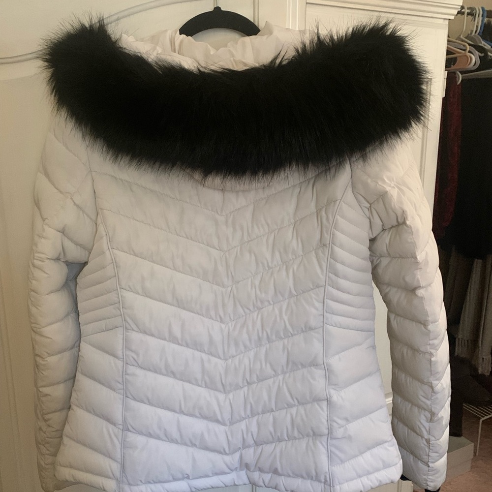 Superdry Women's White Puffer Jacket with Black Fur Detail - Picture 2 of 5